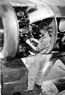 Guerrino Vallar fotografato mentre sta riparando un motore di un Cant Z 506